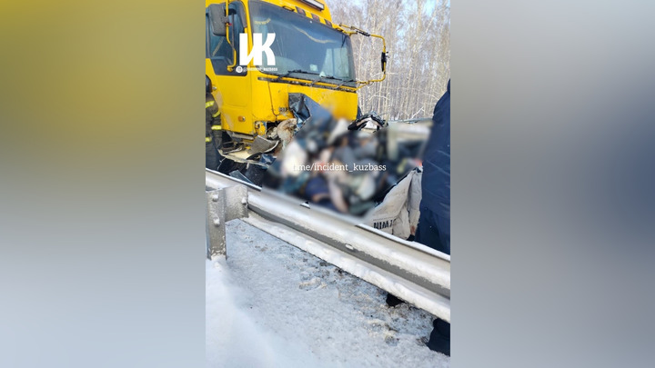 Несколько человек погибли в ДТП с грузовиком на трассе в Кузбассе