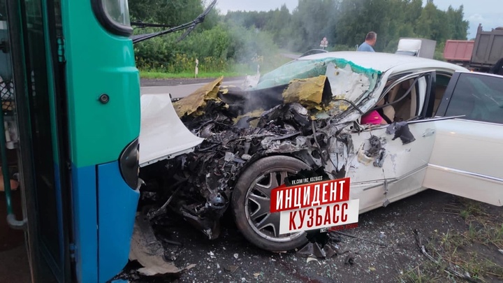 В Кузбассе произошло лобовое ДТП иномарки с автобусом