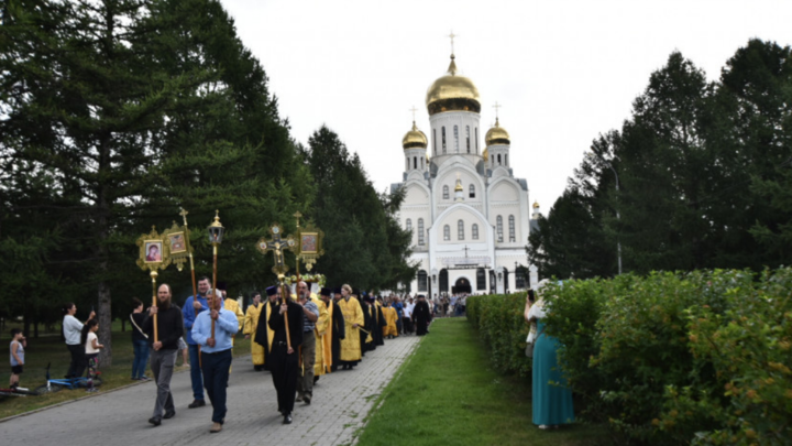 В Новосибирске молебном и Крестным ходом отметили Крещение Руси