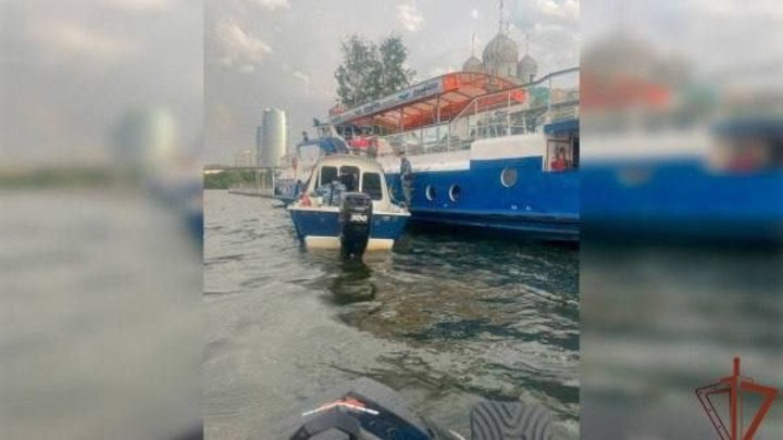 На Москве-реке у теплохода отказало рулевое управление