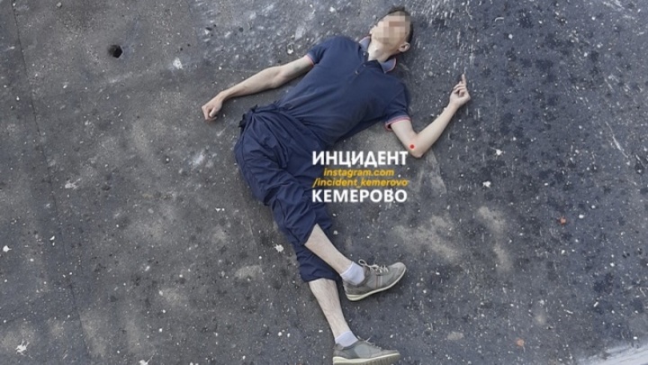 На козырьке дома в Кемерове обнаружили труп мужчины