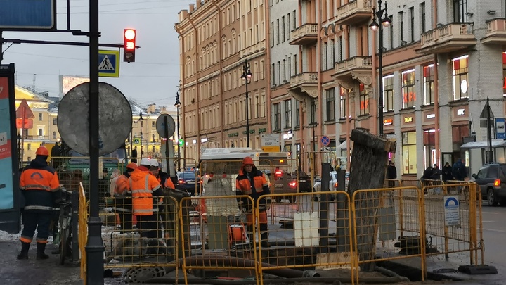 Сотня домов в центре Петербурга осталась без тепла из-за дырявой трубы