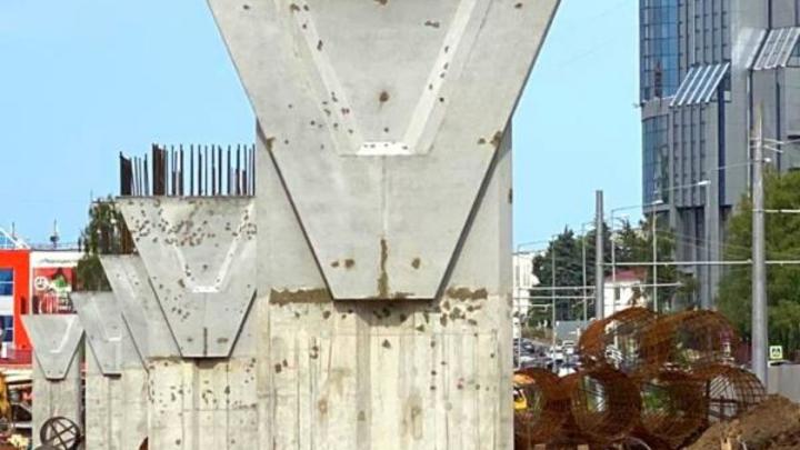 В Самаре на улице Ново-Садовой продолжают строить эстакаду: 10 бетонных стоек готовы