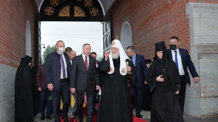 Построим храмы - восстановим Россию: Патриарх Кирилл освятил колокольню Новодевичьего монастыря