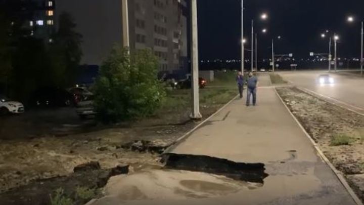 В Кургане на улице Мальцева ночью смыло тротуар из-за аварии на водопроводе