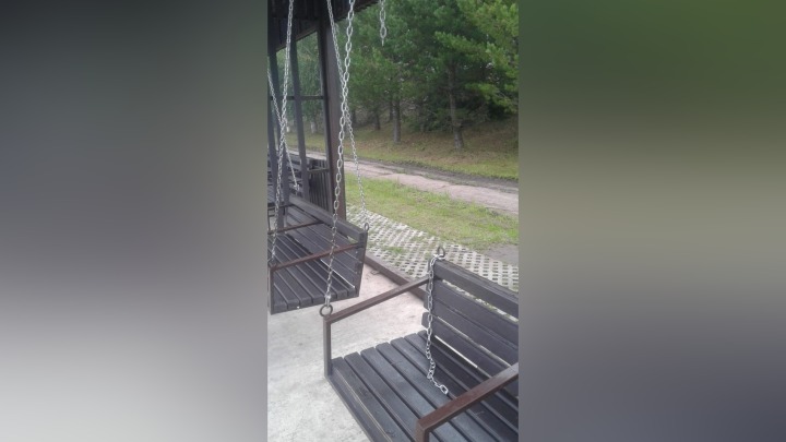 Вандалы ночью разгромили парк в Кузбассе