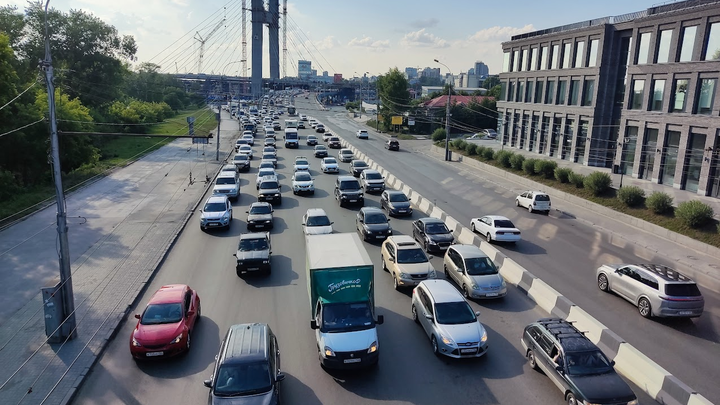 Жительница Новосибирска не пустила автохама на тротуар