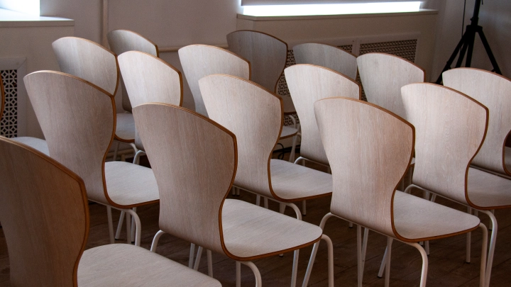 Может остаться без кресла. В Свердловской области депутат принародно спела неприличные частушки