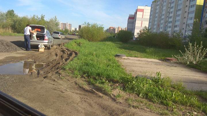 В Кургане жители воруют с дороги асфальт 