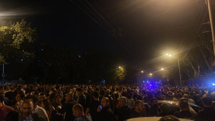 Многотысячная толпа в центре Еревана требует отставки премьера Пашиняна