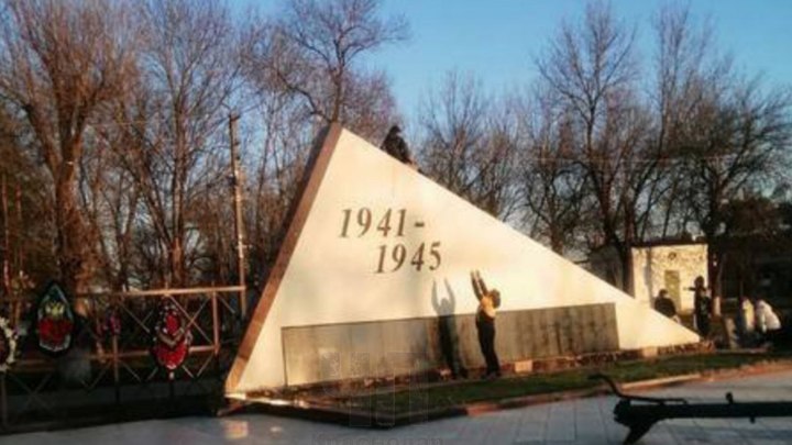 В Северском районе дети устроили горку из мемориала героям Великой Отечественной войны