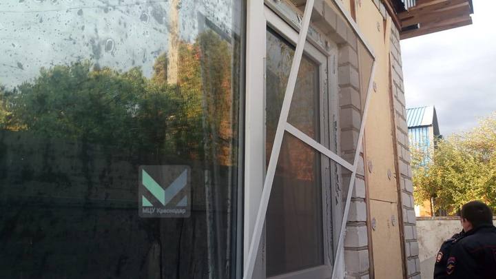 В сети гуляет фейк про выбитое из-за взрыва окно в частном доме под Краснодаром