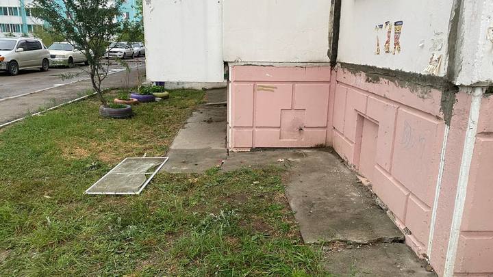 В Чите выясняют обстоятельства падения малолетней девочки из окна жилого дома