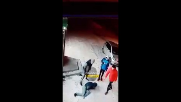 Били даже по голове: Группа подростков напала на женщину-таксиста в Новосибирске