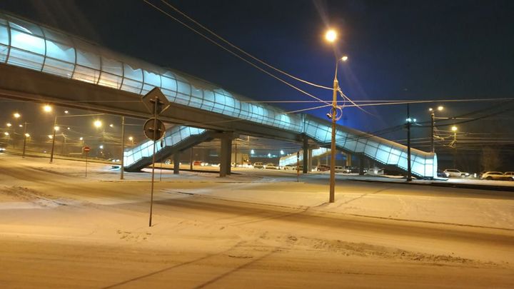 В Челябинске над Свердловским проспектом смонтировали стеклянную кишку