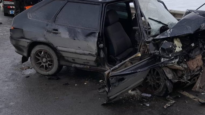 Один погиб, четверо ранены: две легковушки и грузовик столкнулись на М-5 в Самарской области