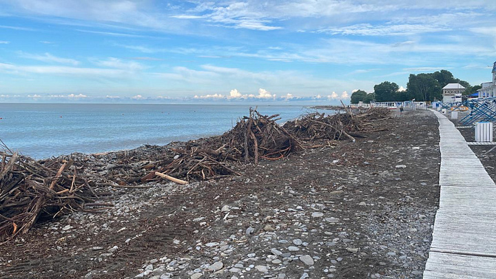 В Сочи пляжи, пострадавшие от непогоды, расчистят к 27 июня