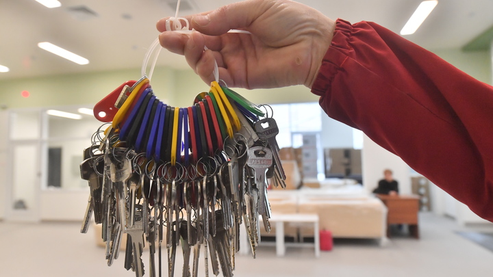 Россия вернулась. Навсегда: Жители Мариуполя получают ключи от новых квартир, едва сдерживая слёзы