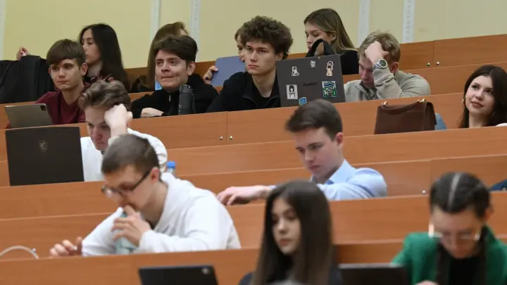 310 баллов ЕГЭ — и всё равно не на бюджете: как устроена борьба за места в топовых вузах