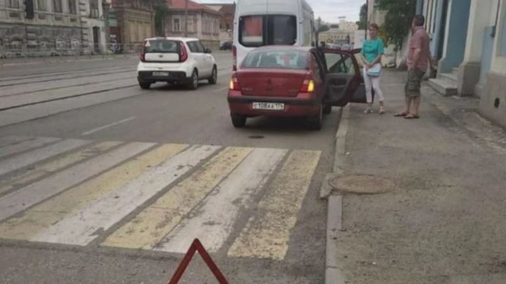 Виноваты чиновники: в Челябинске машина сбила женщину у трамвайной остановки