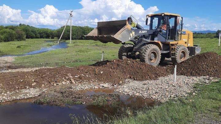 В Кыринском районе дорожники устраняют последствия стихийного паводка