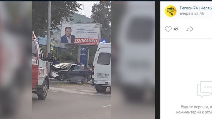 На северо-западе Челябинска иномарка с пассажирами влетела в столб на тротуаре