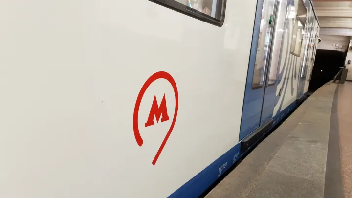 В московском метро человек упал под приближающийся поезд