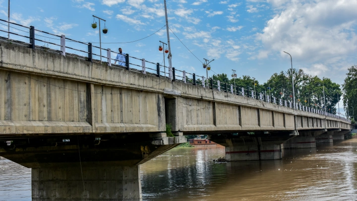 Девять человек погибли при обрушении моста в Индии