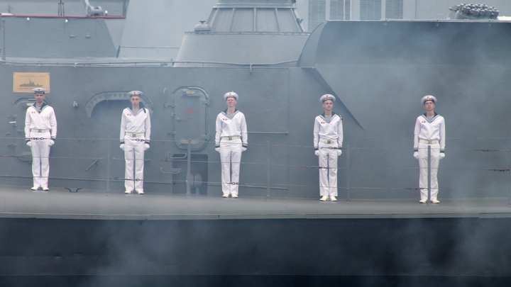 В Кронштадте появился Путин на катере: Первые кадры с Дня ВМФ