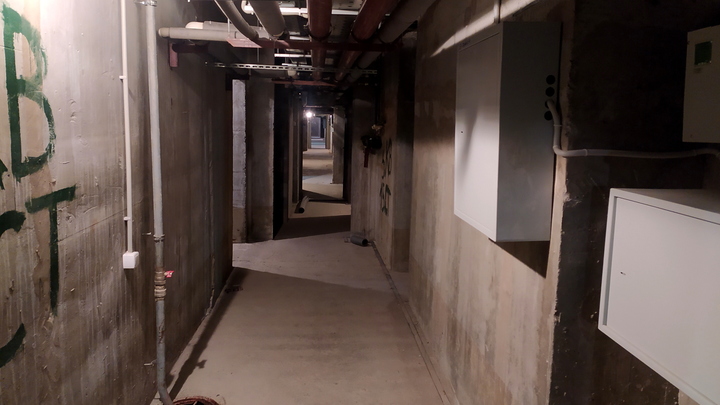 Сантехник устроил оргию в подвале московской многоэтажки. Попался случайно