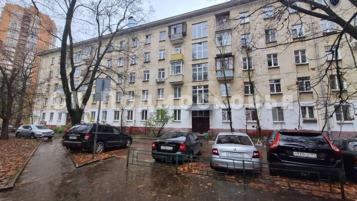 Двое рабочих упали с крыши пятиэтажки в Химках