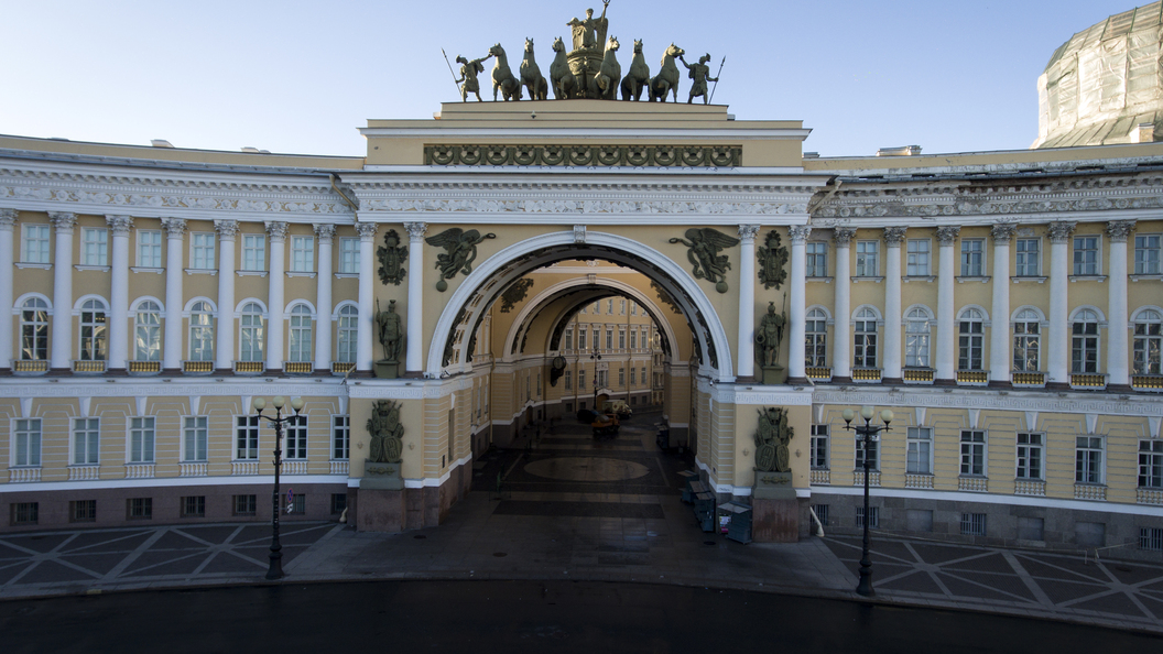 На Дворцовую площадь Санкт-Петербурга вышли танки Великой Отечественной войны На Дворцовую площадь Санкт-Петербурга вышли танки Великой Отечественной войны