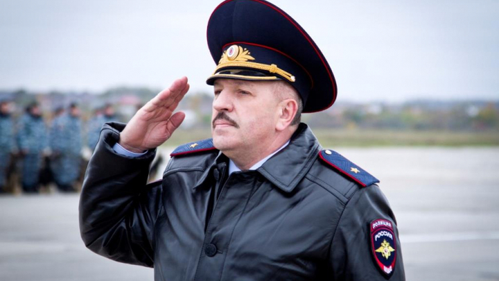 На бандитов с фуражкой и стулом: В Сети набирает обороты видео с участием начальника ростовского главка МВД