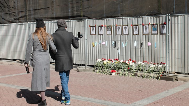 Стихийный мемориал на заборе: В Петербурге ищут место памяти погибших от COVID медиков