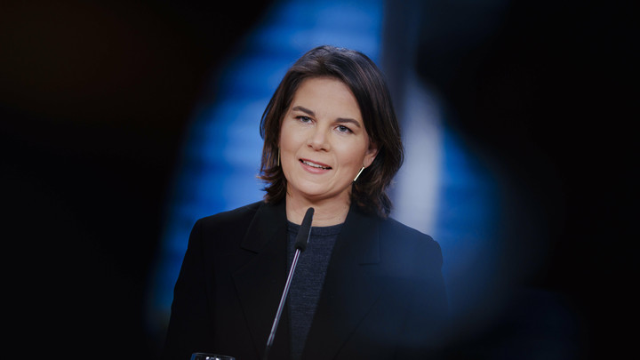 Бедняжка! Она беспокоится: Французские читатели ответили напуганной Путиным главе МИД Германии