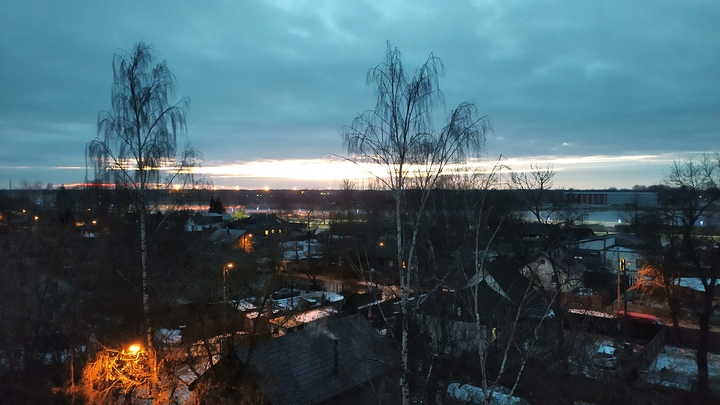 Жители Новосибирска увидели светящиеся столбы над домами на улице Выборной