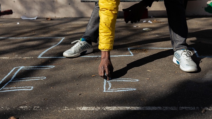 Видео нападения мигранта на девочку стало вирусным. В России озвучили предупреждение
