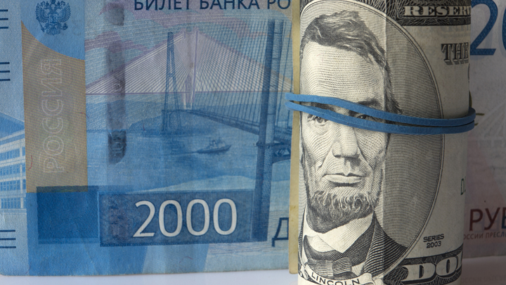 Глава ВТБ: двойной курс рубля может уронить его до 250 за доллар