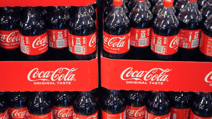 Coca-Cola срочно отзывает 28 млн бутылок напитка из-за технической ошибки: Опасно для здоровья