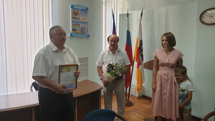 В Краснодаре сотрудница полиции, рискуя жизнью, спасла сидевшего на подоконнике малыша