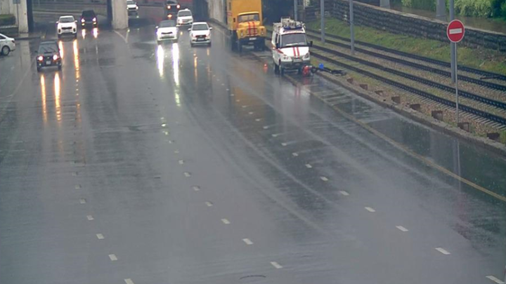 В Краснодаре продолжает дежурить водооткачивающая техника