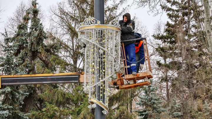 В Самаре начале появляться новогодние украшения