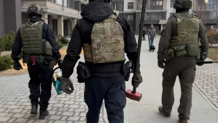 Сотрудников новосибирской юрфирмы задержали за обман участников СВО