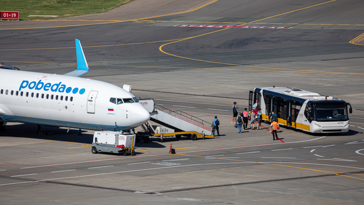Алтайский экс-депутат не смог застегнуть ремень в самолёте и обматерил экипаж