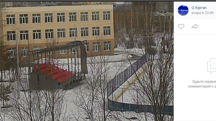 На трибуне поехала крыша: ЧП случилось на школьном стадионе в Кургане