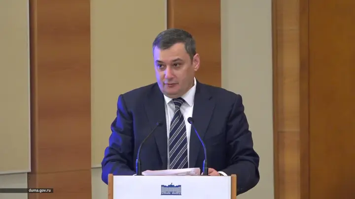 Александр Хинштейн после ДТП пока ходит только с помощью подручных средств