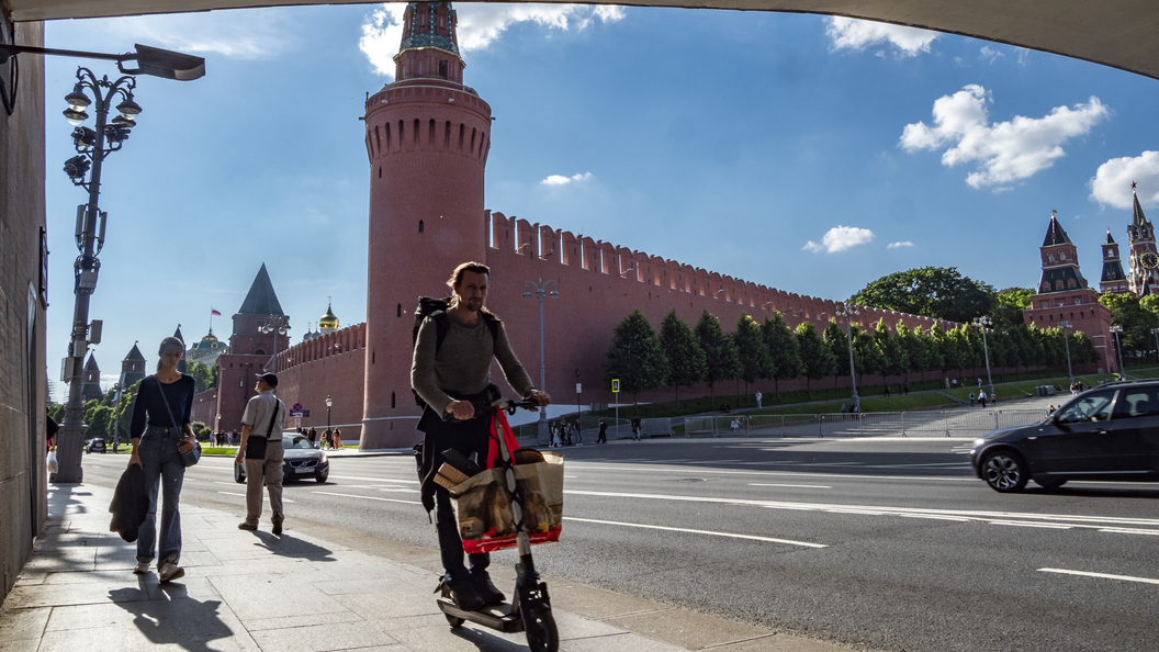 Москва предложит. Георгий Кокошкин Инстаграмм. Адвокат на самокате. В Госдуму на самокатах м.