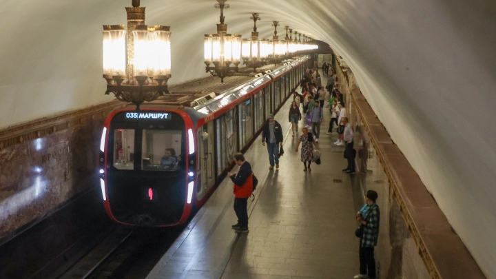 Человек упал на пути метро в центре Москвы