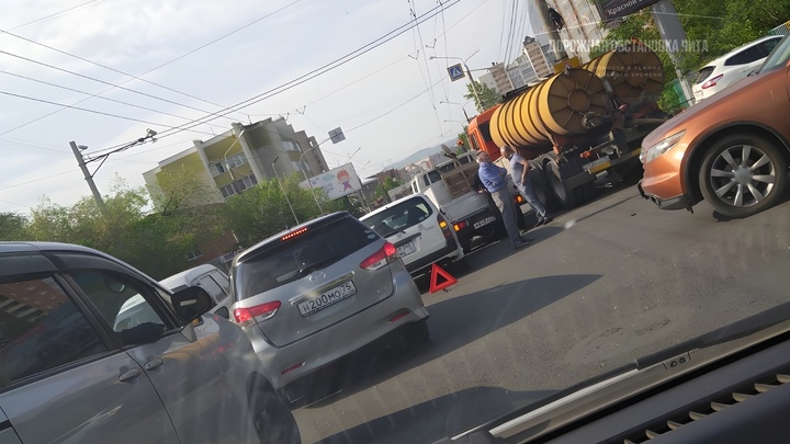 Тройное ДТП с КАМАЗом парализовало движение в центре Читы возле роддома