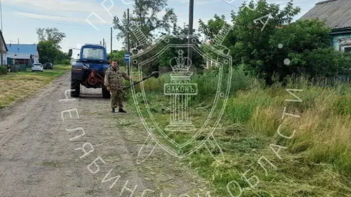 8-летнего мальчика затянуло под трактор с косилкой в Челябинской области